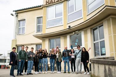 HAK Vöcklabruck Projekt-Team vor dem OKH