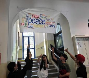 Friedensfahne in der Schule